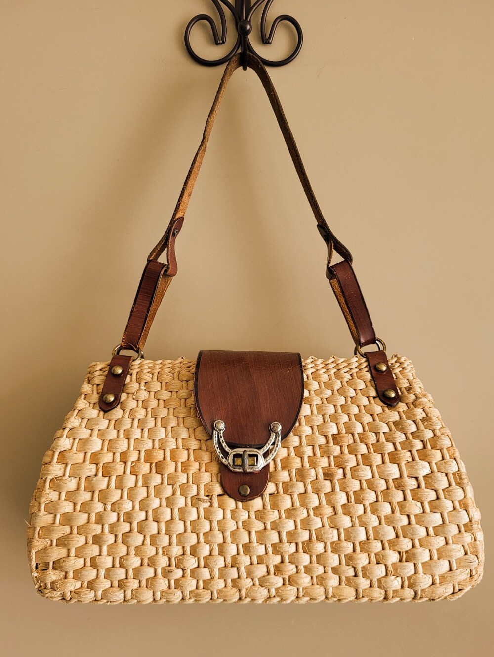 Vintage 1970s Woven Straw Shoulder Bag Leather Trim Equestrian Horseshoe Clasp